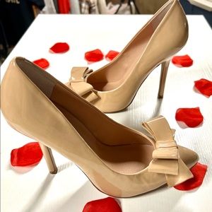 BETTY JOHNSON HIGH HEALS BOW CLOSED TOE